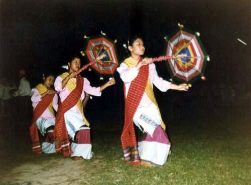 Tai phakey girls with traditional dress